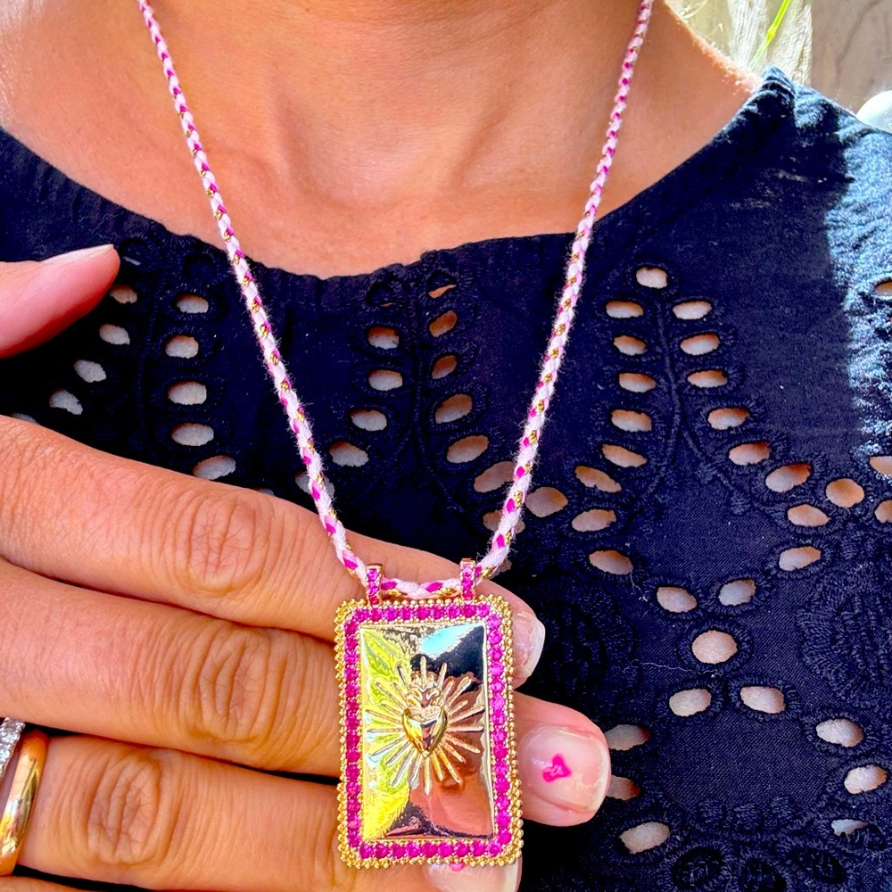 Metal card shaped, gold and pink necklace!